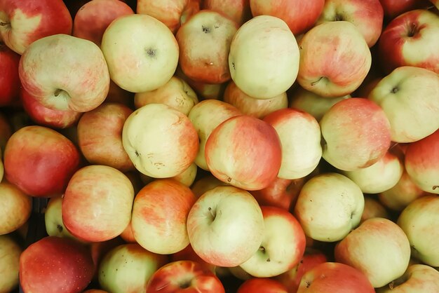 Vista superior de manzanas frescas en el mostrador del supermercado