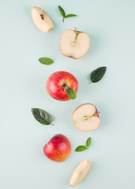 Foto vista superior de manzanas orgánicas sobre la mesa