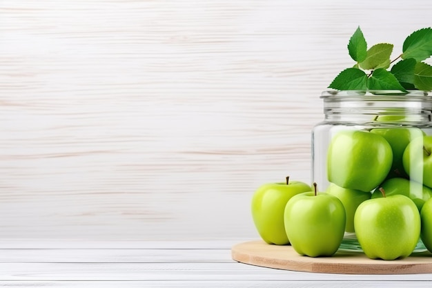 Vista superior de manzanas verdes y hojas en vidrio sobre mesa de madera espacio libre para texto