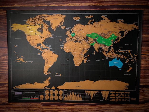 Vista superior mapa del mundo en una mesa de madera marrón