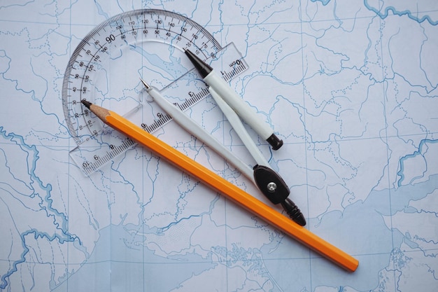 Foto vista superior del mapa topográfico. planos. compases de lápiz y regla en un mapa topográfico.