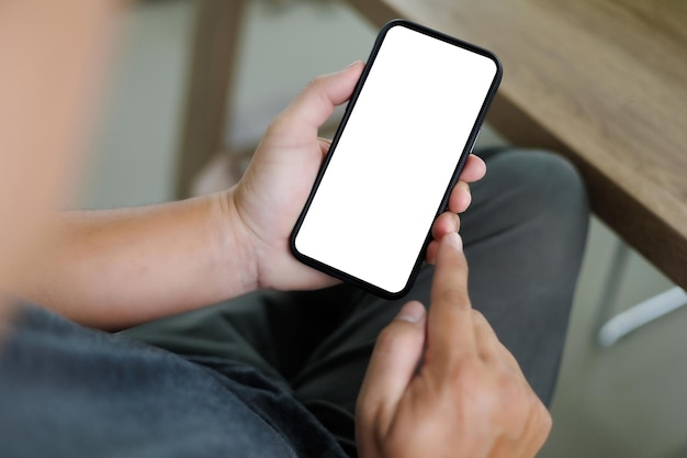 Vista superior maquete homem sentado e segurando a tecnologia de estilo de vida de tela em branco e rede de mídia social