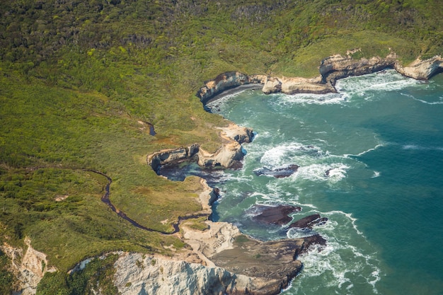 vista superior del mar y la tierra