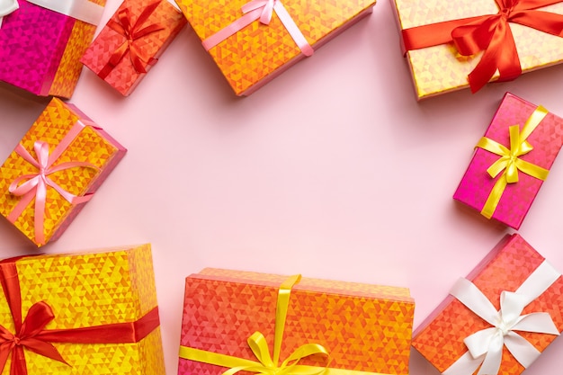 Vista superior del marco de cajas de regalo para celebración de cumpleaños de Navidad o año nuevo en rosa