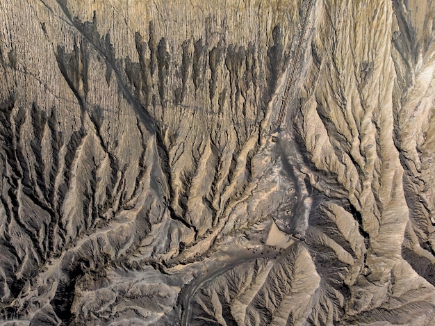 Vista superior marrón cráter volcán activo texturado