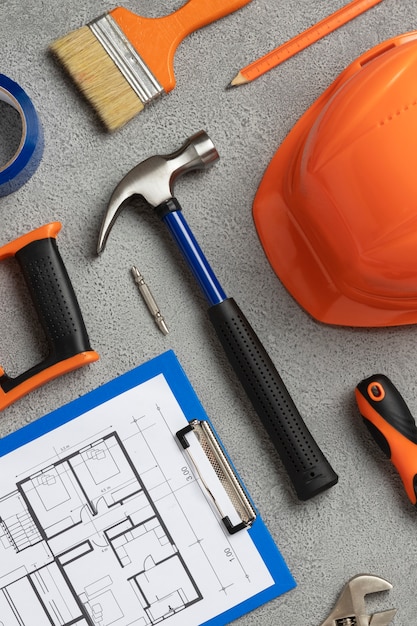 Vista superior de un martillo de acero con otros elementos de construcción y herramientas