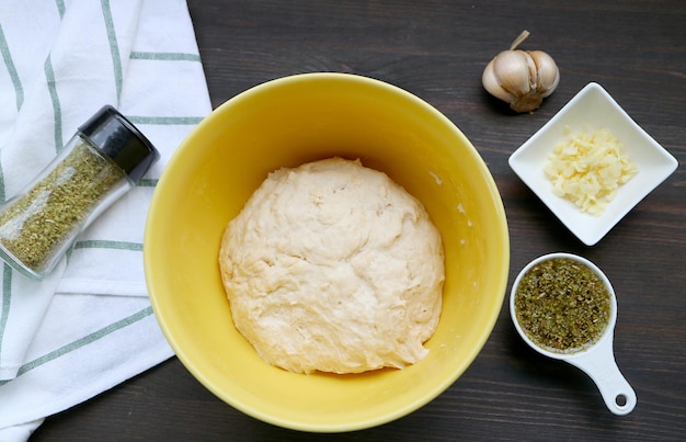 Vista superior de masa amasada con ingredientes para hornear pan focaccia italiano