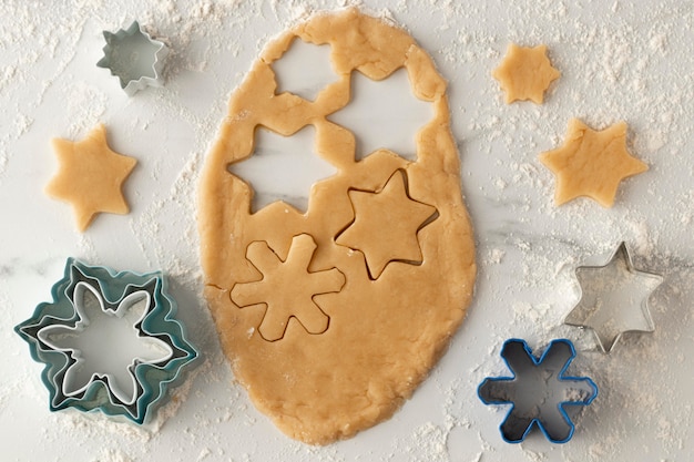 Foto vista superior de la masa de galletas en forma de copos de nieve