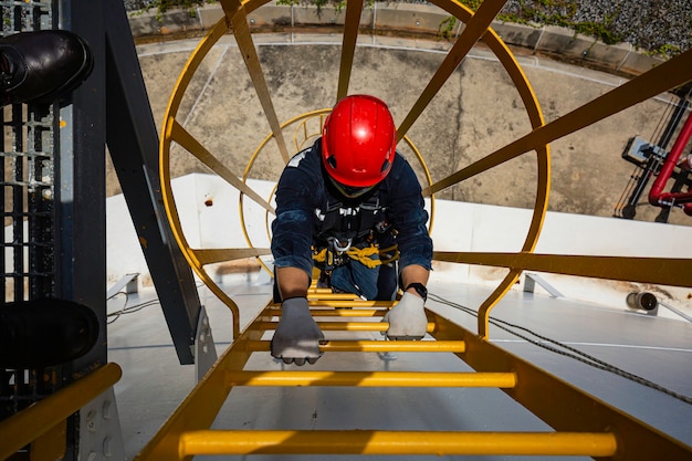 Foto vista superior masculina subir el gas del tanque de inspección visual de almacenamiento de escalera.