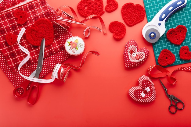 Foto vista superior de materiales para coser y tejer fondo de regalos hechos a mano de san valentín