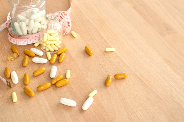 Vista superior de medicamentos o botellas de vitaminas.