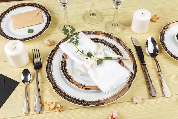 Vista superior de una mesa de boda con decoraciones