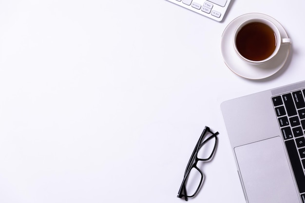 Foto vista superior de la mesa de escritorio de oficina blanca con espacio de copia