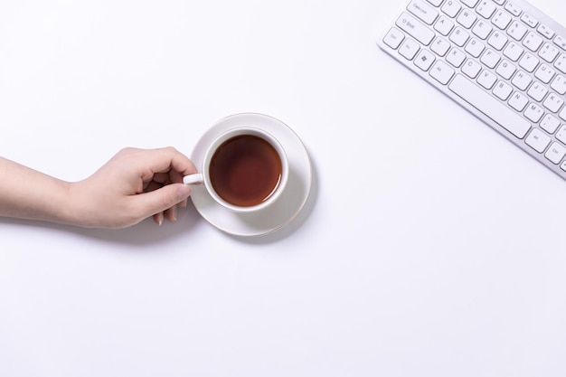 Vista superior de la mesa de escritorio de oficina blanca con espacio de copia