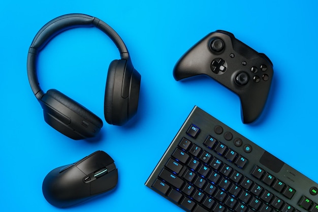 Vista superior de la mesa de jugador con joystick de teclado de computadora y auriculares