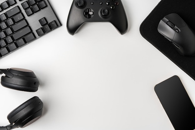 Foto vista superior de la mesa de los jugadores con joystick de teclado de computadora y auriculares