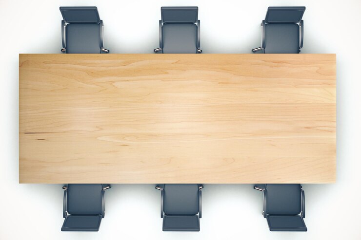 Foto vista superior de la mesa de madera para conferencias y sillas negras