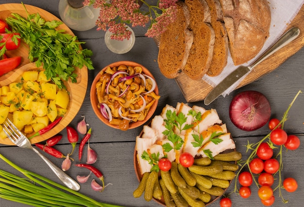 Foto vista superior de una mesa de madera de estilo rústico llena de productos frescos hechos a mano y deliciosos bocadillos rústicos