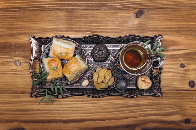 Vista superior de la mesa de Ramadán Banner con taza tradicional de platos de té y juegos de comida