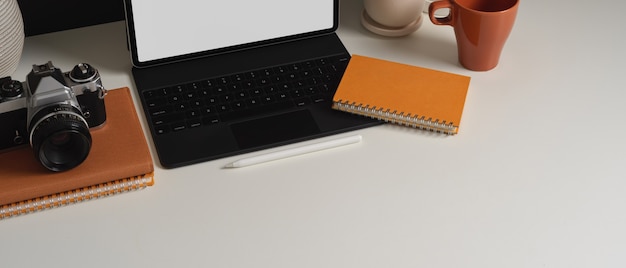 Vista superior de la mesa de trabajo con material de escritorio de la cámara de la tableta y espacio de copia en la sala de la oficina en casa