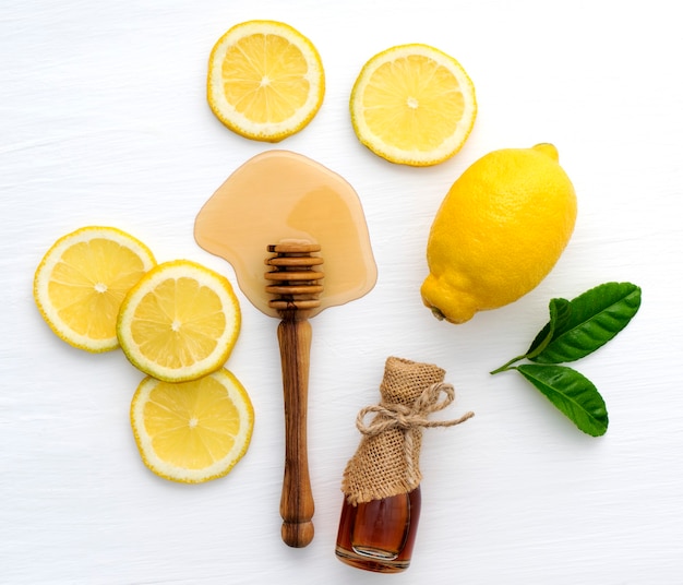 Foto vista superior de miel y limón sobre fondo blanco.