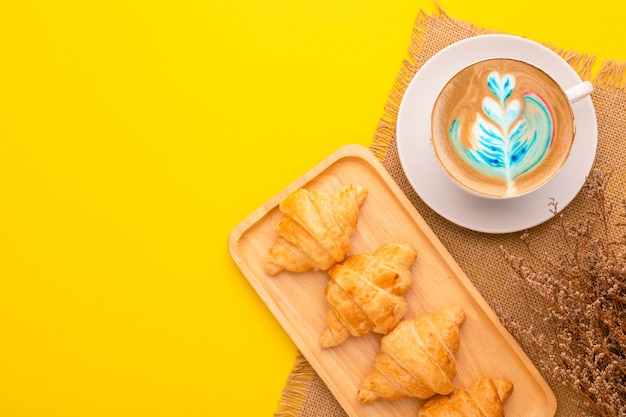 Vista superior mini croissant em prato de madeira e café. Conceito de comida
