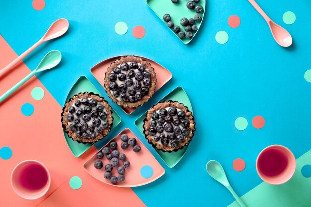 Vista superior de mini pasteles de crema de arándanos para la fiesta de cumpleaños de los niños