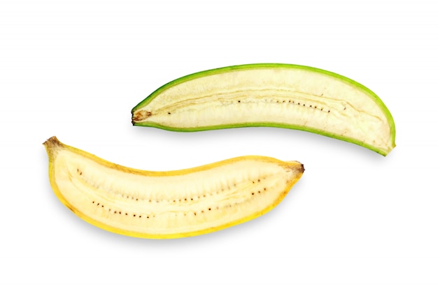 Vista superior de una mitad de plátanos en el fondo blanco.
