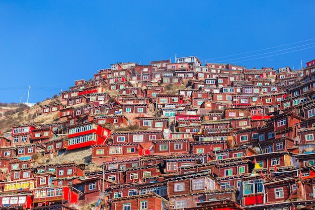 Vista superior del monasterio en Larung gar (Academia Budista) en un día soleado