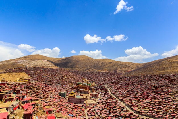 Vista superior del monasterio en Larung gar (Academia Budista) en un día soleado