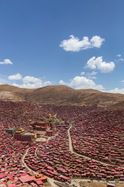 Vista superior del monasterio en Larung gar