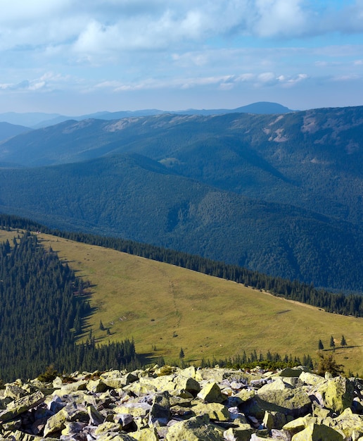 Vista superior de la montaña de los Cárpatos de verano desde la cumbre pedregosa del monte Homiak (Gorgany, Ucrania).