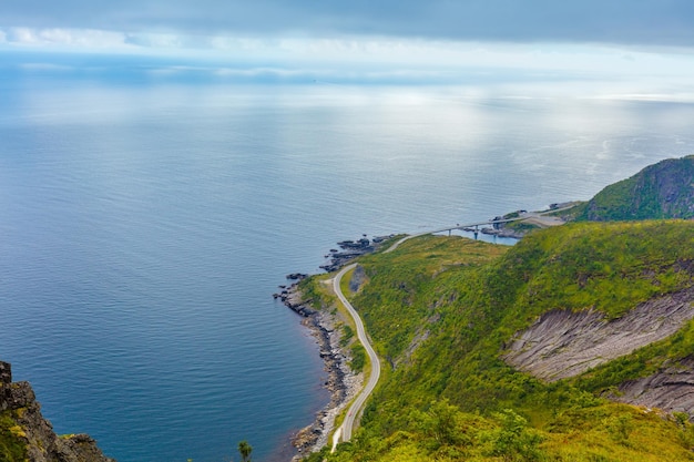 Vista superior desde la montaña en el fiordo ingenio puente Reine Noruega