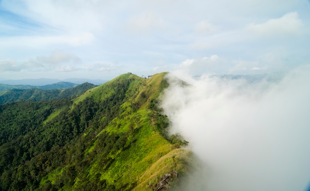 Vista superior de la montaña, Khao chang puak, Kanchanaburi, Tailandia