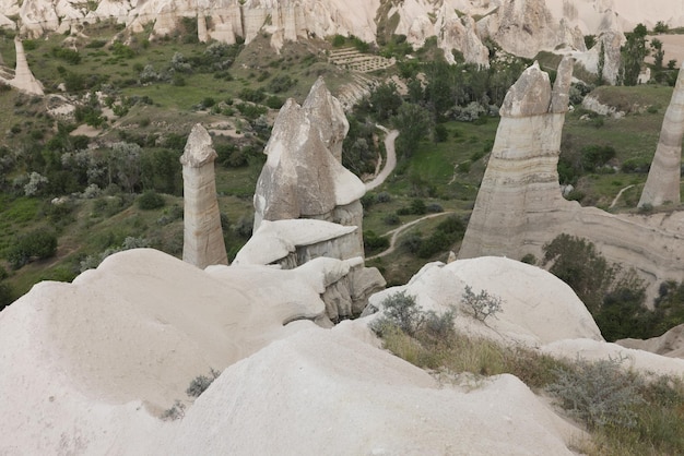 Vista superior de la montaña del paisaje de capadocia con montañas rocosas y cuevas chimeneas de hadas en