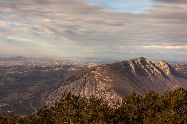 Vista superior de la montaña Sabotino desde el mont St Gabriel