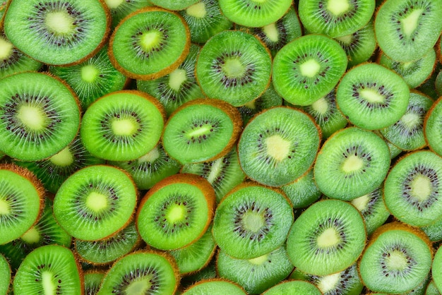 Foto vista superior del montón de kiwi en rodajas como fondo texturizado