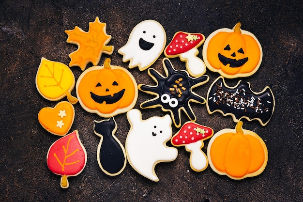 Vista superior de muchas galletas de azúcar de Halloween con glase