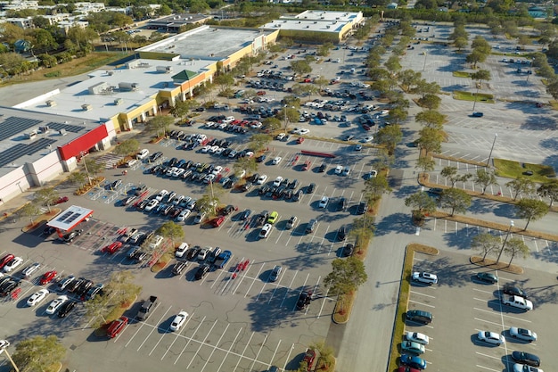 Vista superior de muchos coches estacionados en un estacionamiento frente a un centro comercial en Florida Concepto de transporte urbano