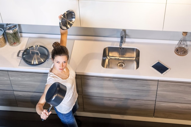 Foto vista superior de la mujer en la cocina