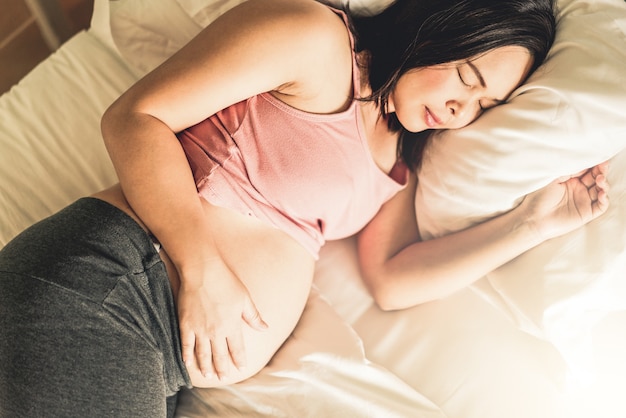 Vista superior de la mujer embarazada durmiendo