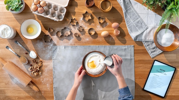 Una vista superior de la mujer irreconocible para hornear galletas, concepto de escritorio.