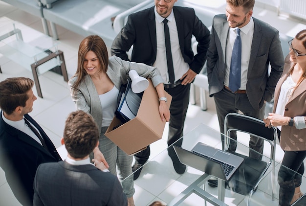 Vista superior mujer joven con cosas personales en su primer día el concepto de empleo.