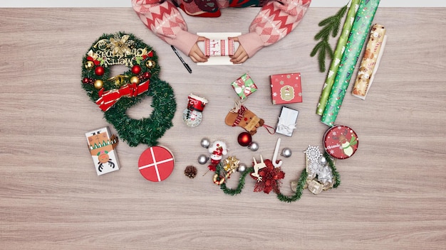 Foto vista superior de la mujer preparándose para la celebración de la navidad