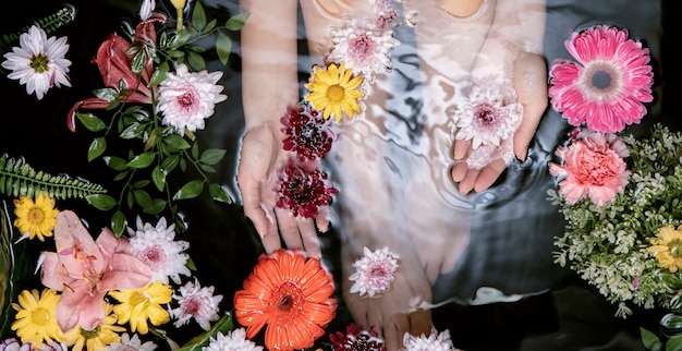 Foto vista superior mujer relajante en el baño de primavera