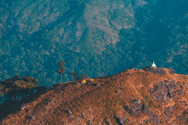 Vista superior Mulayit Taung luz dourada do sol da manhã e a névoa coberta no Monte Mulayit, Myanmar