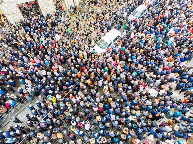 Vista superior de la multitud de gran cantidad de personas