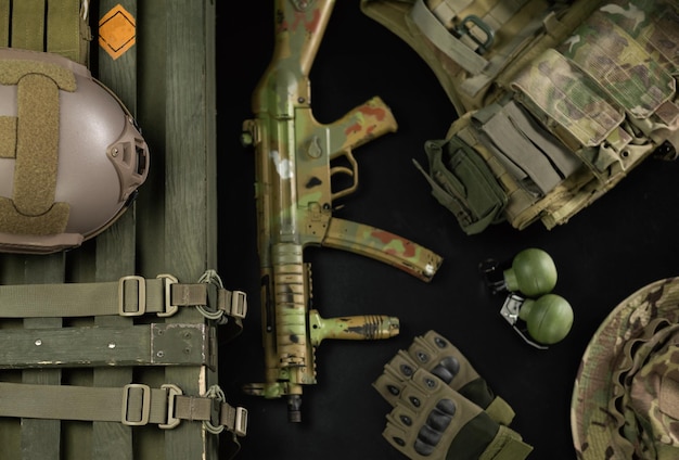 Vista superior de municiones militares de una caja de granadas rifle granadas chaleco antibalas casco y otros artículos tácticos
