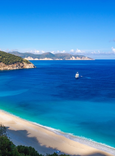 Vista superior na praia de myrtos com água turquesa na ilha de cefalônia, no mar jônico, na grécia