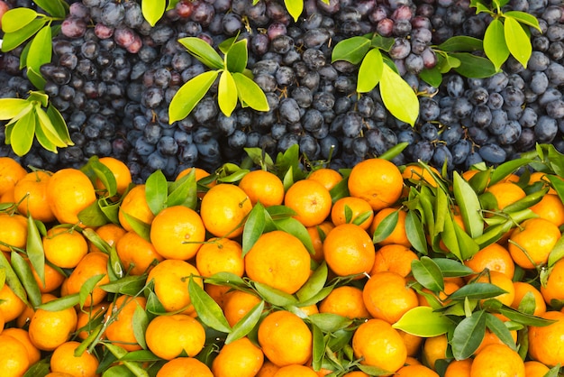 Vista superior de naranja y uva fresca